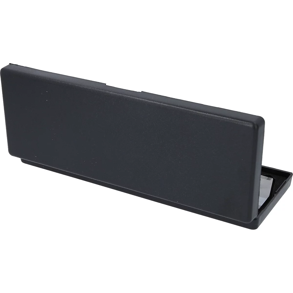 Geöffnete, schwarze Box, von oben fotografiert. Die Box ist rechteckig und hat einen glatten Deckel.